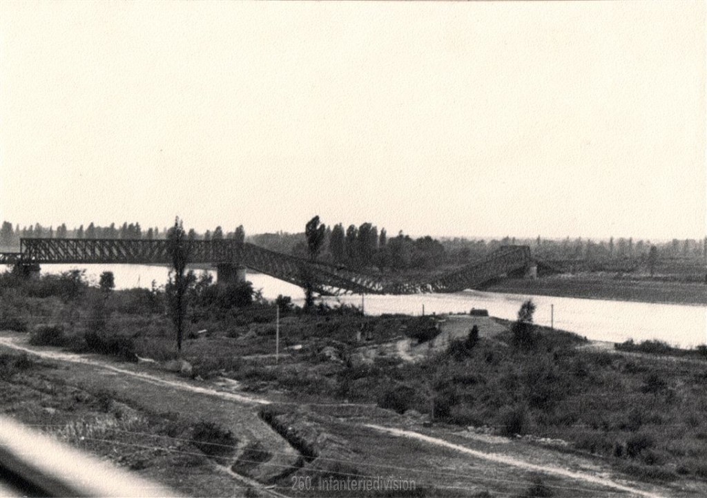 Die am 07. Oktober 1939 durch französische Truppen gesprengte Brücke bei Neuenburg