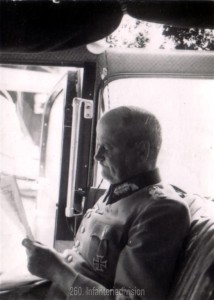 Der erste Kommandeur der 260. Infanteriedivision, Generalleutnant Hans Schmidt