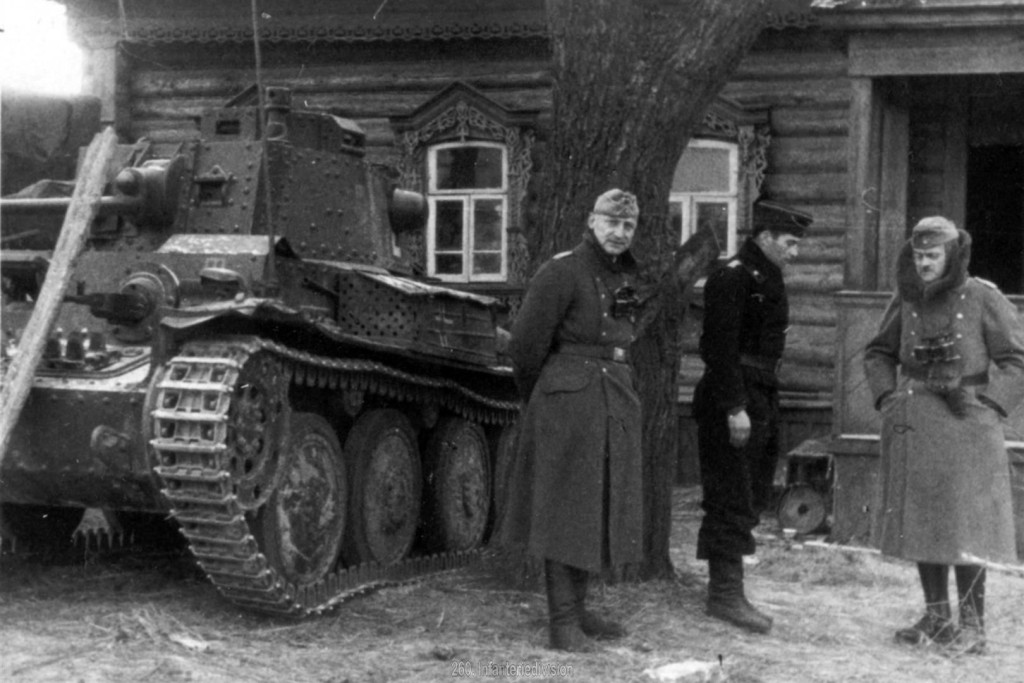 Major Baur und General Schmidt mit dem Führer der Sturmgeschützabteilung