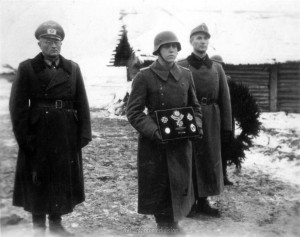 Generalleutnant Schlüter (Links) am 07.12.1943 bei der Beerdigung von Major Helmling in Kononowka