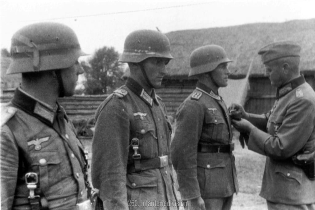 General Schmidt zeichnet Oberleutnant Vincon aus