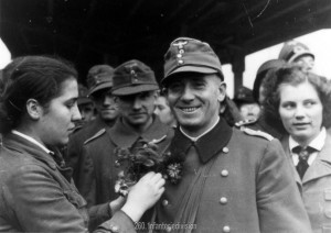 Hauptmann Vincon am Stuttgarter Hauptbahnhof im November 1943
