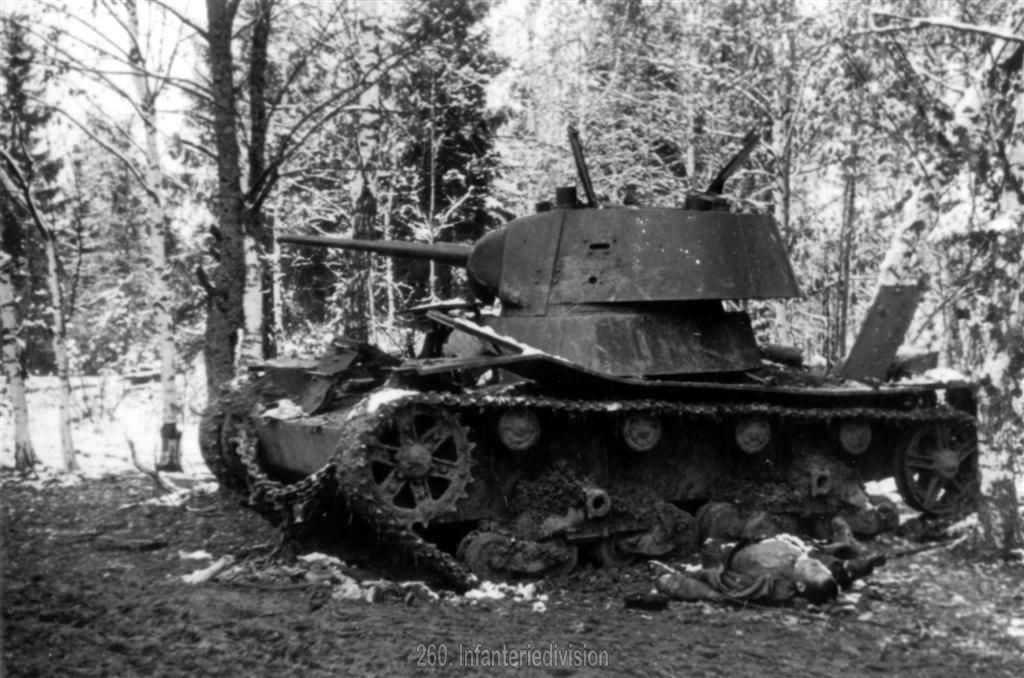 Ein abgeschossener Sowjetpanzer am 15.10.1941 bei Kaluga