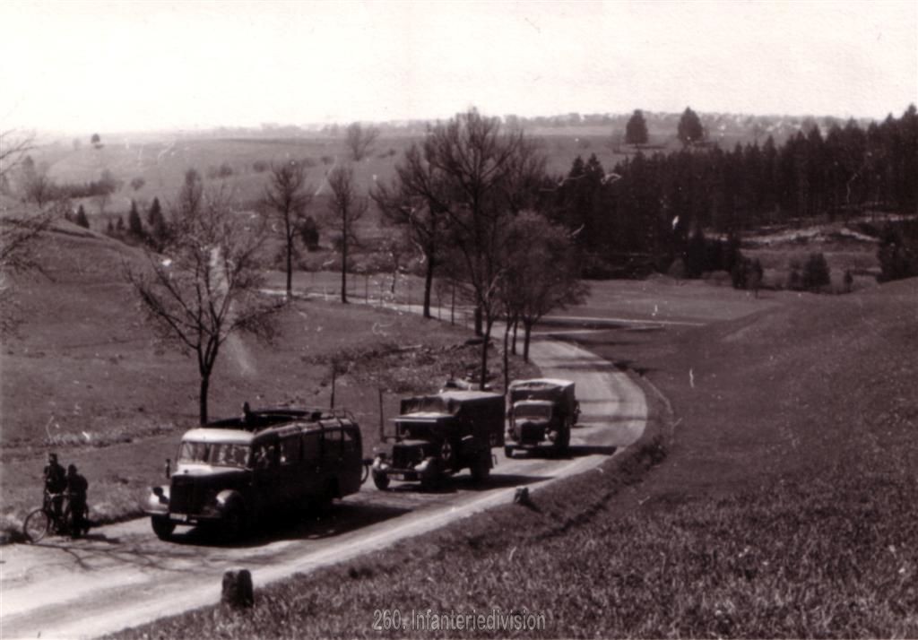 Fahrzeuge der Division im Landmarsch bei Donaueschingen