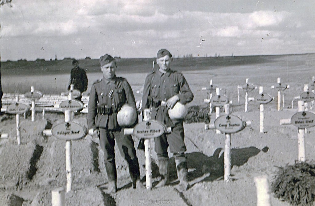 Bei der Beerdigung von Oberfeldwebel Dick, 1. Kompanie / Infanterieegiment 460 im April 1943 - links Kurt Sutter, rechts Hermann Renz