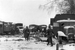 Der Tross des Divisionsstabes nach dem Überfall bei Nedelnoje am 28.12.1941