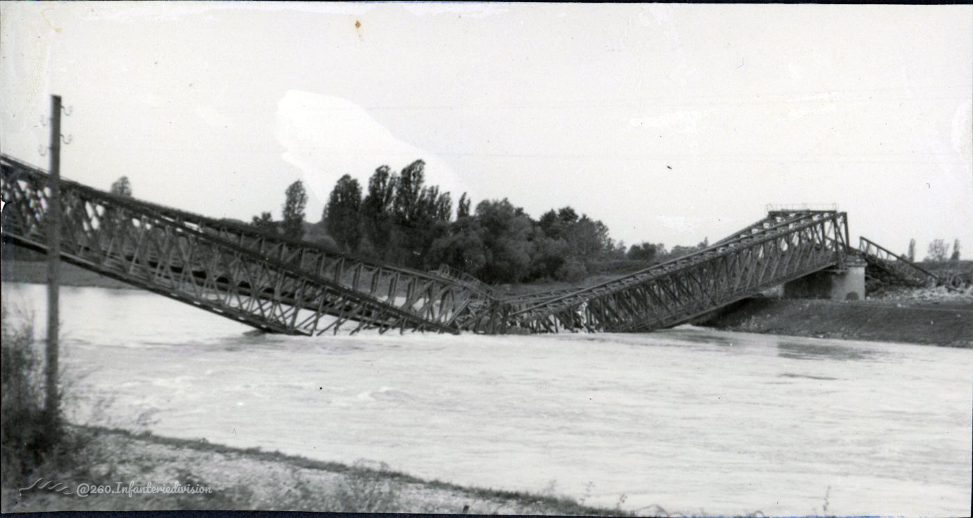1939_09_Zerstoerte_Rheinbrücke_von_unserem_Graben_aus