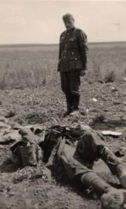 Obergefreiter Roth und ein gefallener französischer Soldat