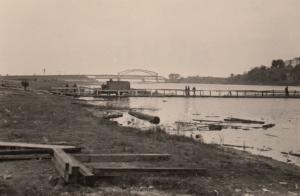 Die Kriegsbrücke bei Gomel - im Hintergrund die gesprengte Brücke