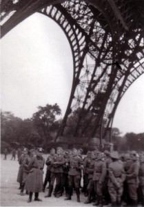 1940 unter dem Eiffelturm