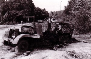 19400601 zerstörter französischer LKW bei Montherme
