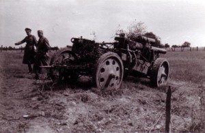 19400601 zerstörtes französisches Geschütz bei Montherme