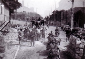 19400611 Strassensperre in Poivres 