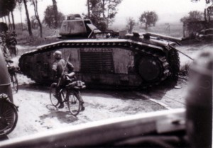 19400611 französischer Panzer bei Menil-Annelles