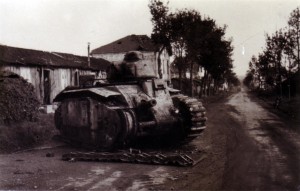 19400611 französischer Panzer in Rethel