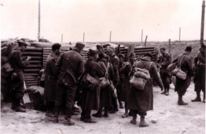 19400612 Strassensperre mit Gefangenen vor dem Stabsquartier 