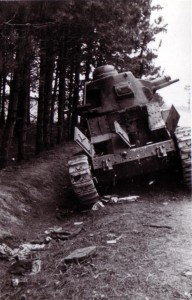 19400615 zerschossener französischer Panzer bei Herpont