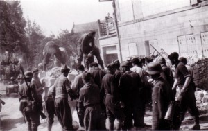 19400617 Gefangene räumen eine Strassensperre in Poissons