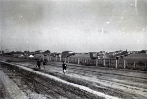 1941 Feldflugplatz an der Rollbahn 1