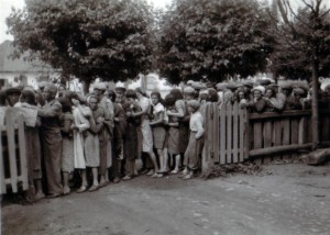 19410715 Brotverteilung an Juden in Kleck 01 
