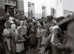 19410715 Brotverteilung an Juden in Kleck 02 