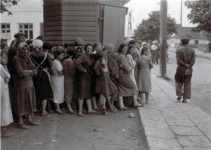 19410715 Brotverteilung an Juden in Kleck 04 