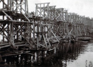 19410914 bei Tschernigow - Brücke über die untere Dessna 01