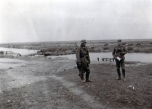 19411003 Soldat Kurz am Übergang über die obere Dessna