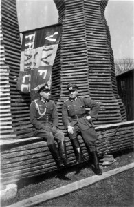 0057 Regimentsadjutant Dr.Gebhard und OrdOffz Lt. Köhler mit_1