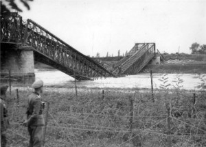 0082 gesprengte Brücke bei Neuenburg_1