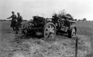 0116 zerstörtes deutsches Geschütz bei Montherme am 27.5.40_1   