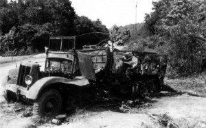 0117 zerstörtes deutsches Fahrzeug bei Montherme am 27.5.40_1   