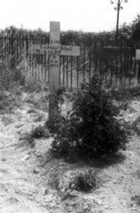 0146 Grab von Lt Schall am Friedhof Dricourt am 11.6.40_1