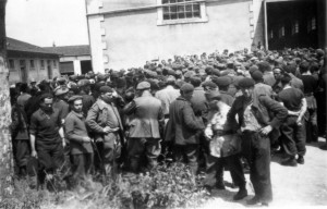 0199 Gefangene in der Garde-Mobile-Kaserne in Gray-sur-Saone_1 