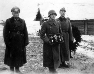 0340 Beisetzung Major Helmling am 07.12.1943 in Kononowka - links Gen Schlüter - rechts Maj Strohm_1
