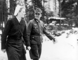 0362 DRK-Schwestern beim GR 480 Ostern 1944 - Schwester Ruth mit Olt Böhm_1