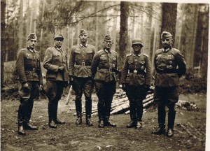 Kriegstrauung: Feldwebel Hartling, Gozzelmann, Kibas, Kaglhofer, Fuchs, Oberstleutnant Grosser   