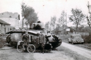 Abgeschossener französischer Panzer am Südausgang von Rethel